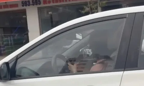 Clip: Hãi hùng hình ảnh nữ tài xế dùng 2 tay bấm điện thoại nhoay nhoáy khi đang lái xe