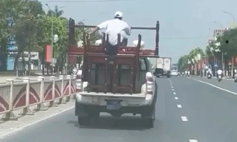 Bất ngờ lý do tài xế ô tô bán tải biển xanh chở người trên thùng xe để giữ bàn, ghế