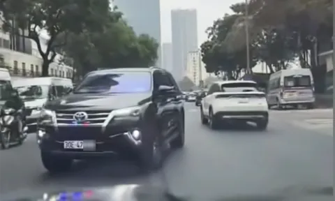 Danh tính tài xế ô tô tự lắp đèn ưu tiên rồi chạy trên phố Hà Nội