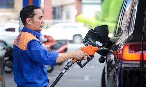 Giá xăng ngày 25/3: Giá xăng Petrolimex tăng mạnh trong đêm, cụ thể là bao nhiêu tiền 1 lít?