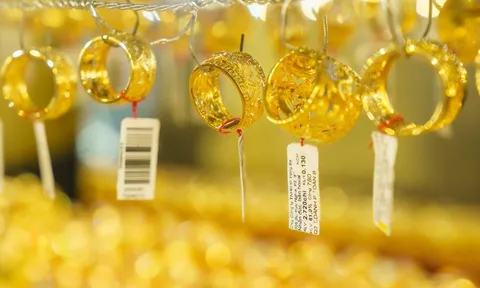 Giá vàng 25/3: Vàng miếng, giá vàng nhẫn đồng loạt tăng vọt tới gần 7 triệu đồng, cụ thể là bao nhiêu tiền 1 chỉ?