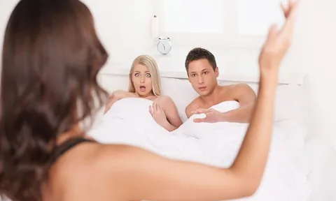 Mẹ chồng kéo con dâu xông thẳng vào phòng khách sạn bắt quả tang bố chồng làm chuyện động trời