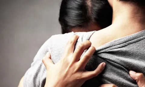 Tôi ngỡ ngàng khi bước về nhà sớm hơn 2 ngày sau chuyến công tác thấy đôi guốc quen thuộc để ngoài cửa