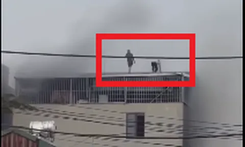 Clip 2 "người hùng" cầm búa tạ phá mái tôn, cứu 7 người thoát khỏi đám cháy trong gang tấc khiến ai nấy thót tim và xúc động