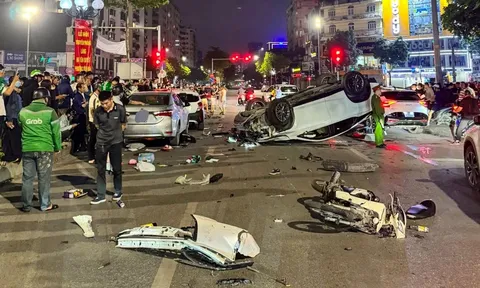 Lexus "phơi bụng" sau cú tông kinh hoàng 5 ô tô và 1 xe máy ở Hà Nội: Hiện trường vỡ nát, tiết lộ về tài xế thời điểm gây tai nạn