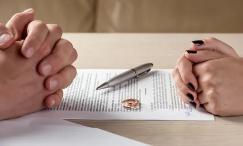 Chị chồng dúi vào tay tôi 1 tờ giấy, đọc xong tôi quyết định ly hôn