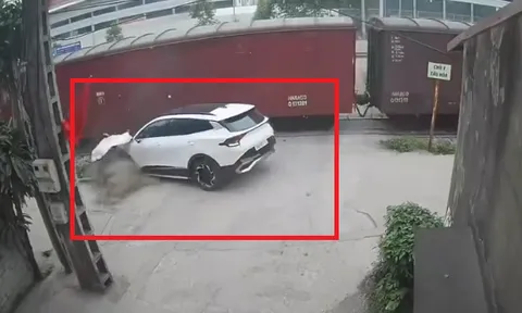 Clip: Lạnh gáy khoảnh khắc tàu hỏa tông văng ô tô, nhiều mảnh vỡ tung tóe