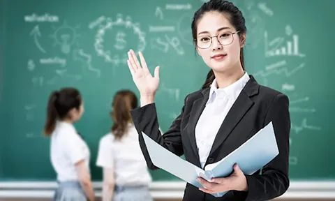 Trình độ chuẩn được đào tạo của giảng viên, giáo viên và tiêu chuẩn của người dạy nghề tại cơ sở giáo dục nghề nghiệp quy định như thế nào?