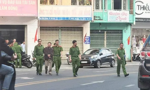 Nhiều Công an có mặt tại nơi làm việc, nơi ở của giám đốc Trung tâm dịch vụ đấu giá Lâm Đồng, ông Dương Văn Tám được dẫn đi