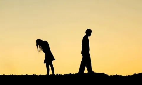 Chồng đi qua đêm với bạn học cũ, tôi theo dõi thì chết điếng với hành động lúc 0 giờ