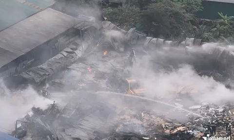 Những hình ảnh nhói lòng từ vụ cháy kho xưởng làm 1 người tử vong ở Hà Nội