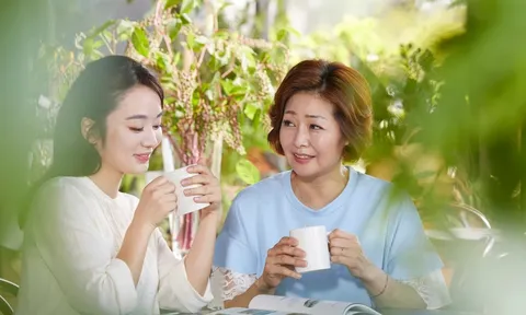 Mẹ chồng đưa cho tôi 1 tờ giấy, tôi chết lặng vì quá khứ của người đầu gối tay ấp mỗi đêm