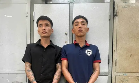 Phát hiện Quách Văn Tín và Nguyễn Văn Tâm làm 1 việc tại phòng trọ, công an lập tức đưa đi