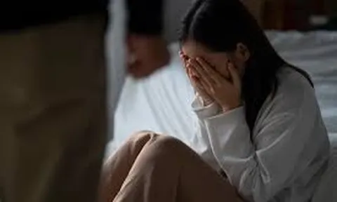 Thấy hành động của bố chồng U70 khi lén nhìn qua cánh cửa phòng, con dâu không nói lên lời