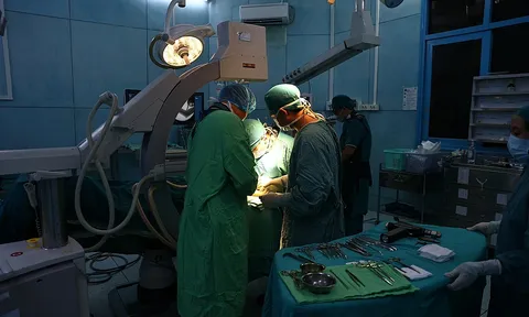 Bé gái trượt patin bị ngã tổn thương vùng kín