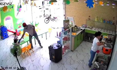 Vào tiệm cháo dinh dưỡng 'vờ' hỏi mua cháo, rồi giật lấy điện thoại trên tay bé gái 3 tuổi và cái kết đắng ngắt