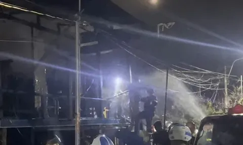 An Giang: Chủ nhà thắp nhang rồi khoá cửa ra ngoài, 4 căn nhà liền kề bốc cháy dữ dội