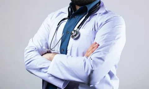 Người nhà tự tay nhét phong bì vào áo bác sỹ, sau đó tung tin "sốc" tố nhận hối lộ