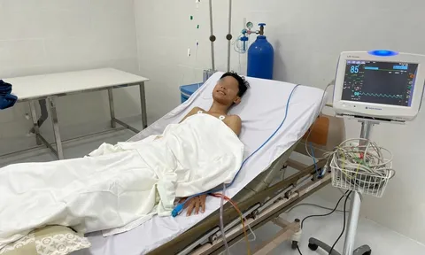 Hi hữu: Nam thanh niên 17 tuổi sống sót thần kỳ sau khi bị đứt đôi thận và dập tụy