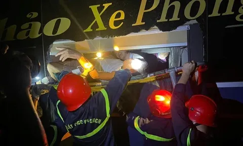 Giây phút nghẹt thở: Cảnh sát đập cửa kính cứu 11 nạn nhân trong vụ tai nạn liên hoàn trên cao tốc La Sơn-Túy Loan