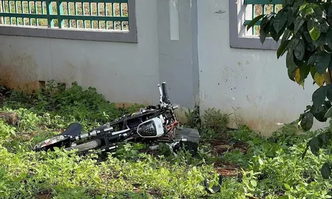 Đi xe đạp điện tông vào tường rào trường học, nam sinh 16 tuổi tử vong thương tâm