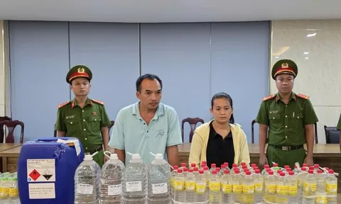 Bắt quả tang cơ sở dùng axit axetic công nghiệp trộn với nước giếng khoan để sản xuất hàng ngàn lít giấm ăn mỗi ngày