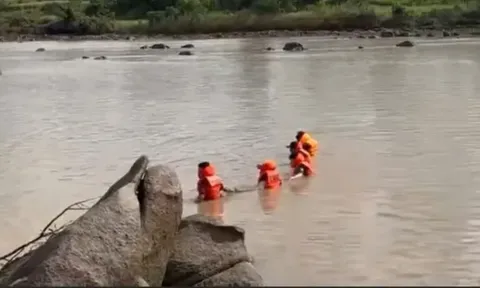 Thảm kịch tắm sông: 3 học sinh rủ nhau tắm bị nước cuốn trôi, chỉ 1 em được cứu