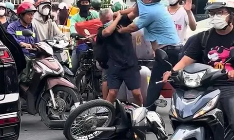 "Tay nhanh hơn não": Tài xế ô tô đánh người lớn tuổi giữa phố đông người khiến dân mạng phẫn nộ!