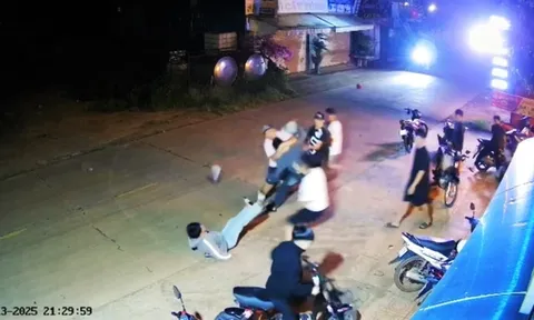 Hỗn chiến tại quán cà phê, một thanh niên tử vong sau cú đá chí mạng vào đầu