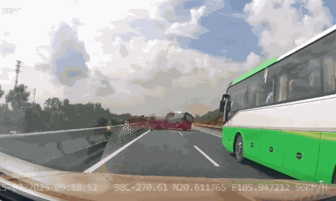 Video ghi lại cú va chạm liên hoàn trên cao tốc, xe nát bét, hiện trường hãi hùng