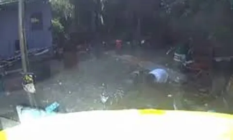 Vừa cầm vòi nước rửa xe, người đàn ông tử vong vì điện giật, camera ghi lại khoảnh khắc thương tâm