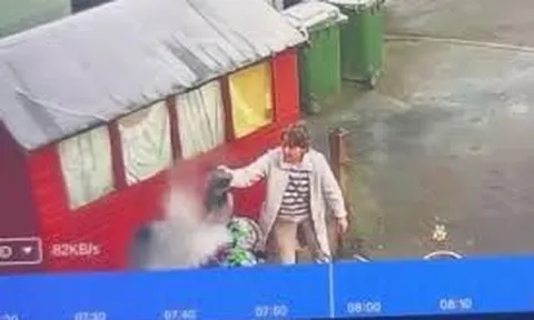 Hất cả ấm nước sôi lên mặt hàng xóm – Hành động điên rồ của người phụ nữ khiến nạn nhân ngã xuống đất, la hét đau đớn