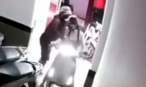 Nguy hiểm rình rập tại chung cư mini: Clip ghi lại kẻ biến thái sàm sỡ, cướp túi xách của cô gái giữa đêm khuya vắng người