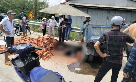 Xót xa: Xe ba gác gãy trục, hàng trăm viên gạch đổ ập xuống đè chết tài xế 22 tuổi