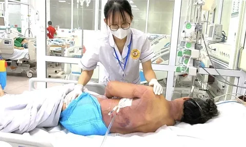 Không ai ngờ chỉ vì một mũi tiêm lạ, lại khiến cụ bà rơi vào tình trạng nguy kịch như thế này...