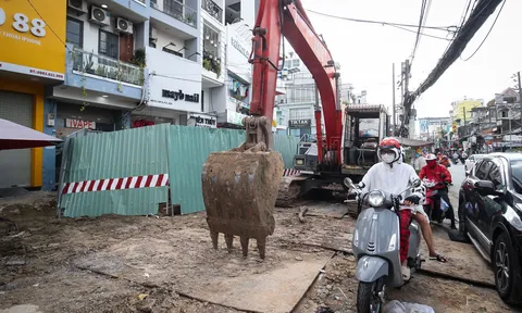 Nam công nhân tử vong thương tâm do bị máy xúc va trúng đầu trên công trường