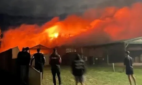 Phẫn nộ: Mẹ ruột tàn nhẫn tháo chạy cùng bạn trai, bỏ mặc 3 con tuyệt vọng kêu cứu trong biển lửa!