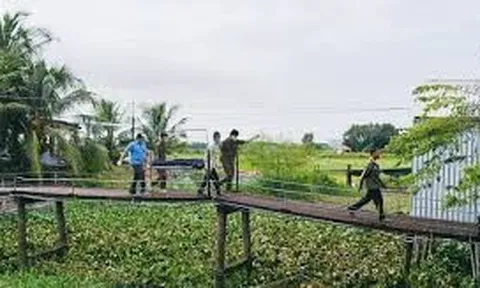Người đàn ông bốc cháy như ngọn đuốc sống trước cửa nhà hàng xóm, hiện vẫn chưa rõ nguyên nhân