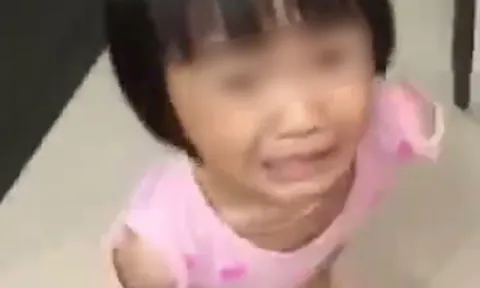 Video nghi bố bạo hành rồi ép con gọi điện đòi mẹ gửi tiền về: Thực hư ra sao?