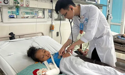 Té ngã khi đang chơi với bạn, bé gái bị chấn thương thận, lách vỡ thành nhiều mảnh, nguy hiểm tính mạng