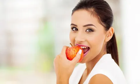 Không uống thuốc, không đi viện – Bé gái khỏi bệnh kỳ lạ sau 3 tháng chỉ nhờ…cắn 1 quả táo nguyên vẹn mỗi ngày!