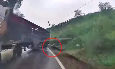 Camera ghi lại pha ôm cua tử thần: Xe đầu kéo xoay ngang, húc bay người đi xe máy trong chớp mắt dẫn đến tử vong