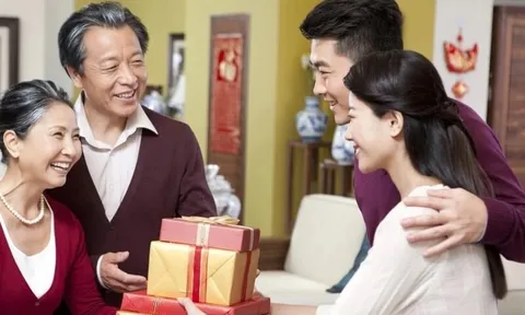 Mới hẹn hò 2 tháng, bạn gái bắt tôi chi 7 triệu đồng mua thứ này cho họ hàng: Thử lòng hay đang "đào mỏ"?