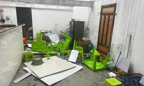 Cảnh báo: Lốc xoáy trước bão Bualoi, nhiều mái nhà tan hoang trong chốc lát