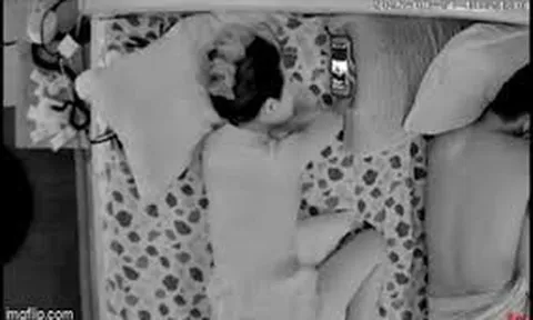 Camera ghi lại cảnh rắn trườn vào phòng ngủ –pha né cú đớp của cô gái khiến ai cũng thót tim