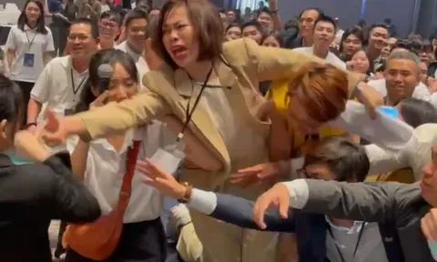 Hỗn loạn tại sự kiện mở bán căn hộ chung cư: Khách hàng giành giật phiếu đặt cọc, chủ đầu tư chính thức lên tiếng