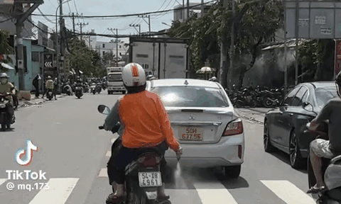Clip người phụ nữ ngồi sau xe máy rải bột trắng khắp đường phố gây xôn xao mạng xã hội – CSGT vào cuộc xác minh