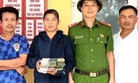 Giữa lúc bão đổ bộ, nhiều túi bóng đựng tiền "bí ẩn" xuất hiện bên vệ đường