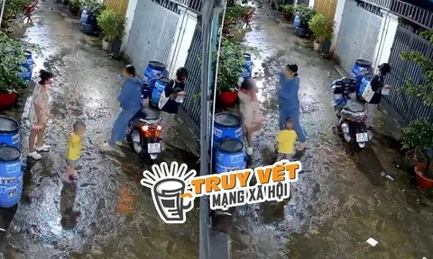 Camera ghi lại cảnh người phụ nữ nhổ nước bọt rồi đánh liên tiếp vào đầu bé gái