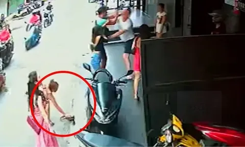 Chỉ ít phút sau khi can ngăn bạn trai đánh nhau, cô gái mất sạch tài sản vì không hề biết đã rơi vào bẫy dàn cảnh của nhóm lừa đảo chuyên nghiệp